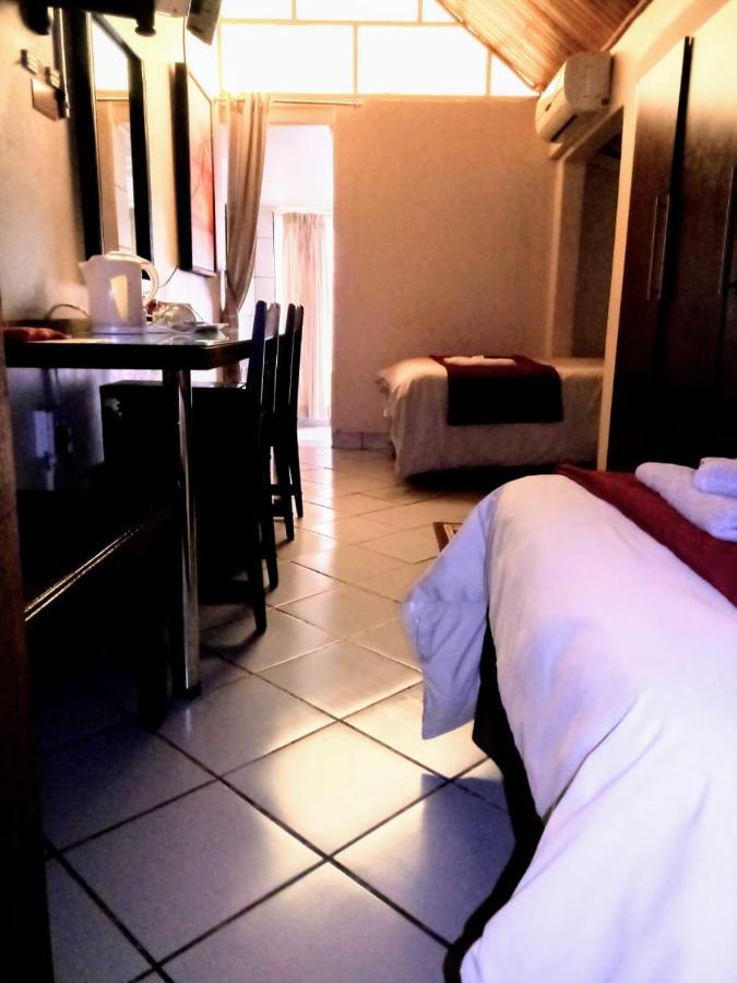 Rustenburg Guesthouse Экстерьер фото