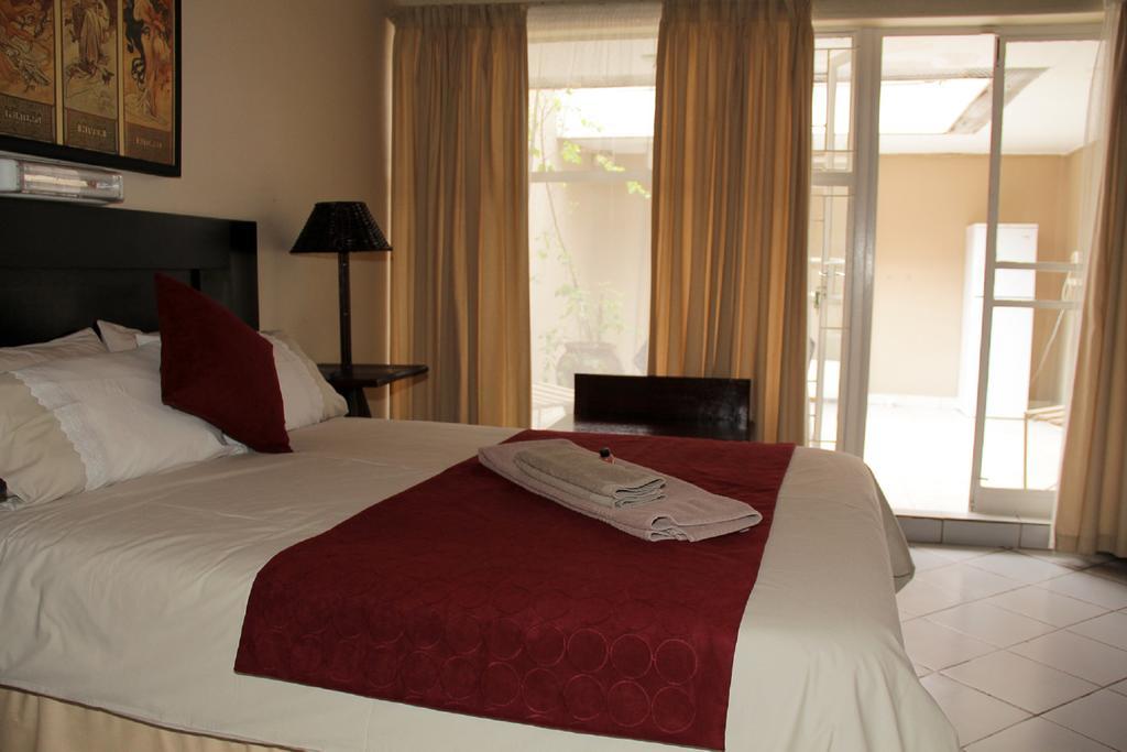 Rustenburg Guesthouse Экстерьер фото